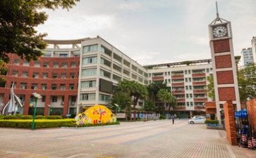 走出校园为话题作文6篇